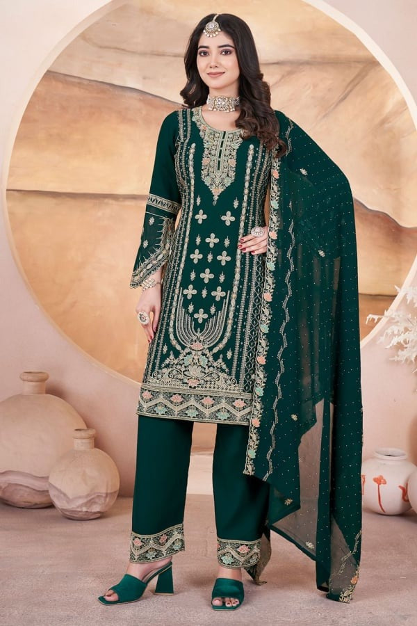 Green salwar kameez feels fresh and natural. It’s great for everyday and special occasions.