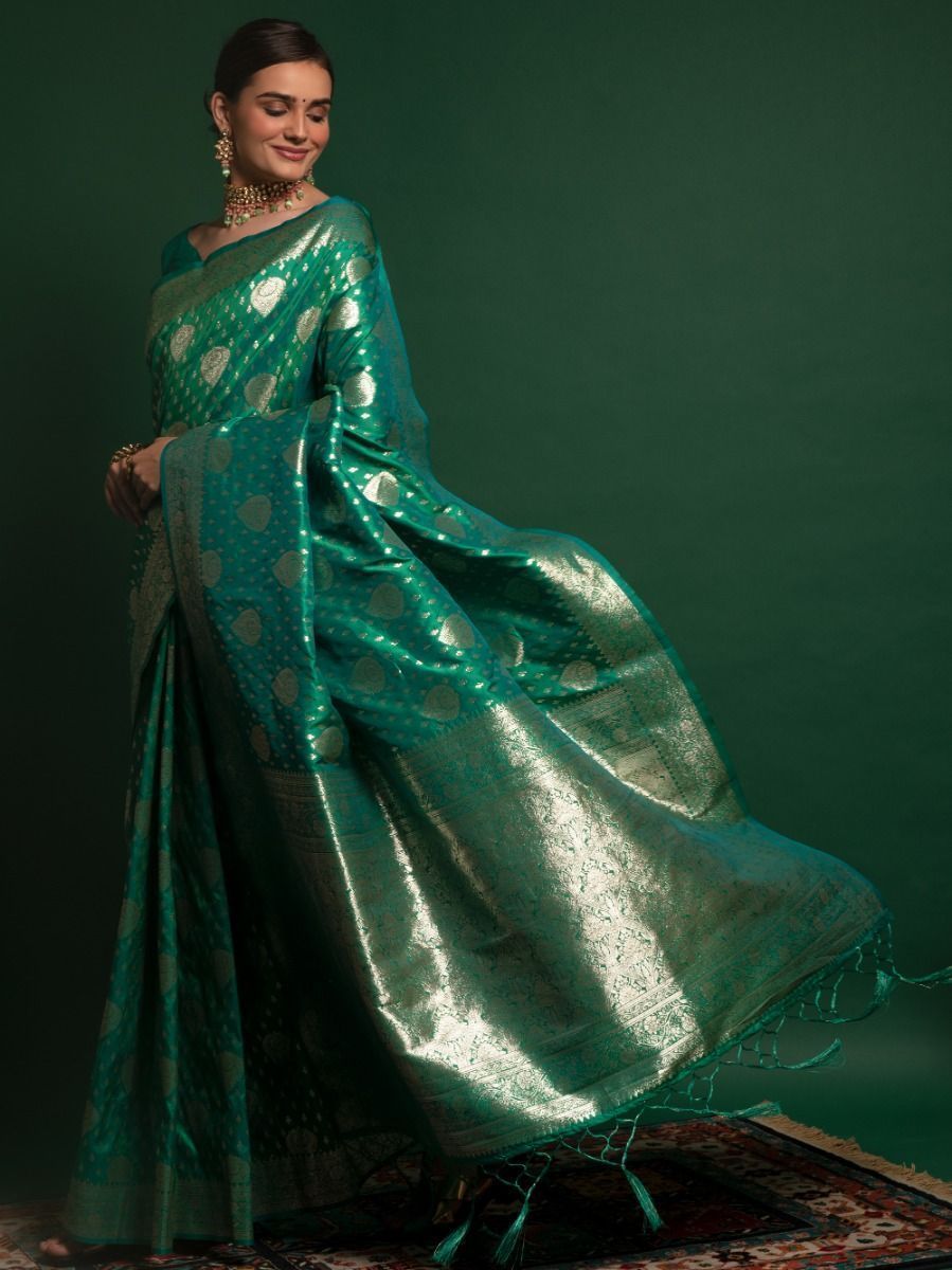 Green Saree symbolizes freshness and festivity – great for Mehndi or family gatherings.