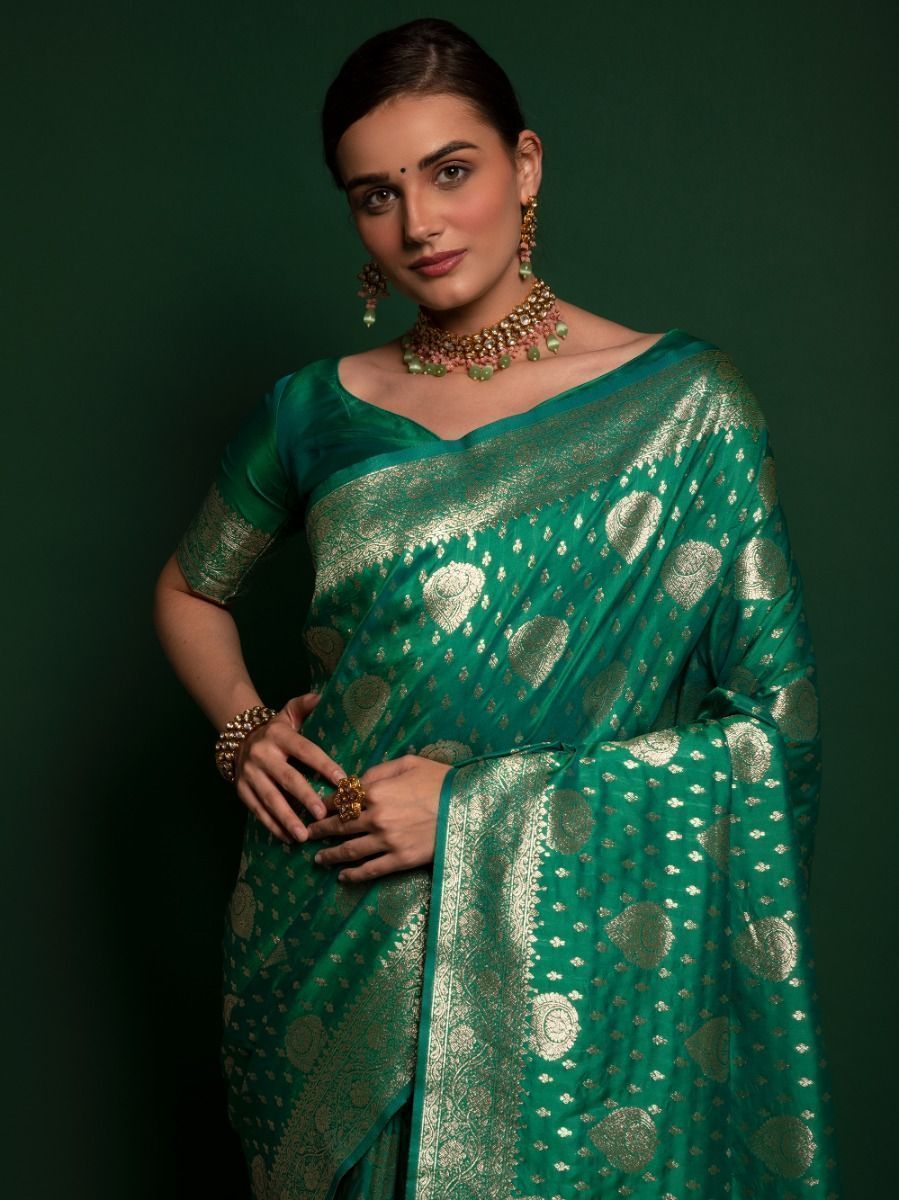 Green Saree symbolizes freshness and festivity – great for Mehndi or family gatherings.