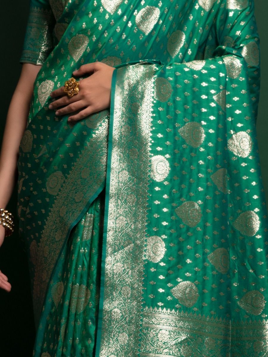 Green Saree symbolizes freshness and festivity – great for Mehndi or family gatherings.