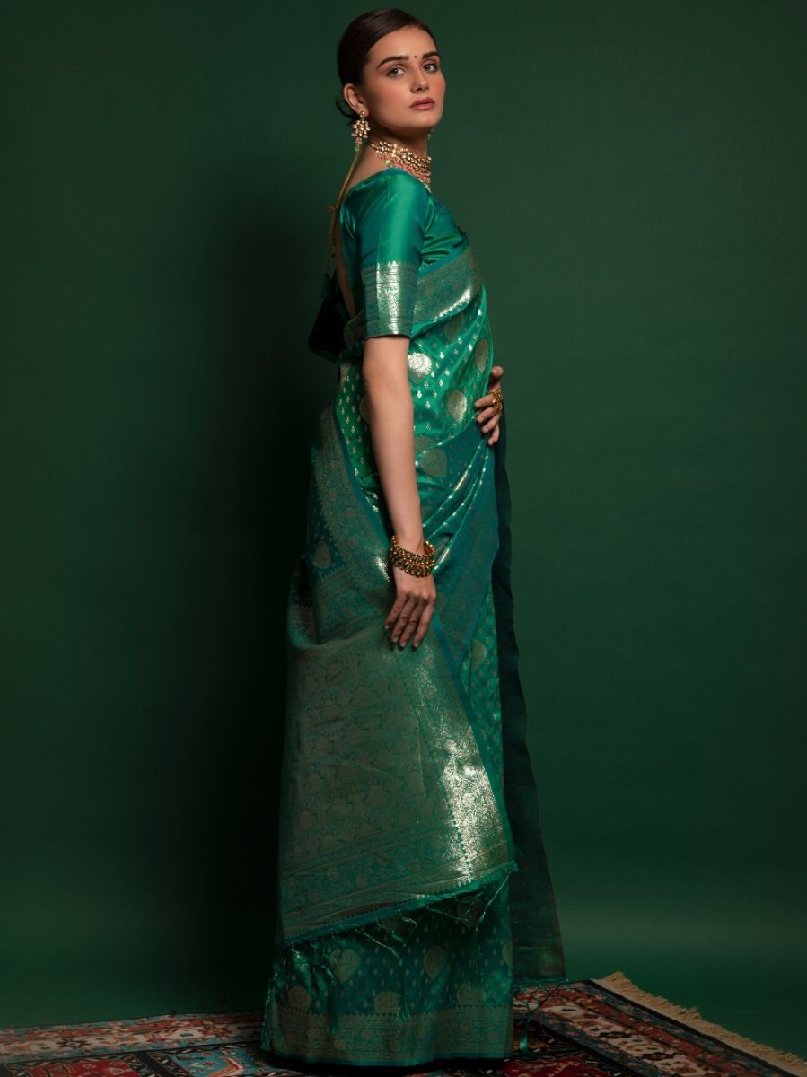 Green Saree symbolizes freshness and festivity – great for Mehndi or family gatherings.