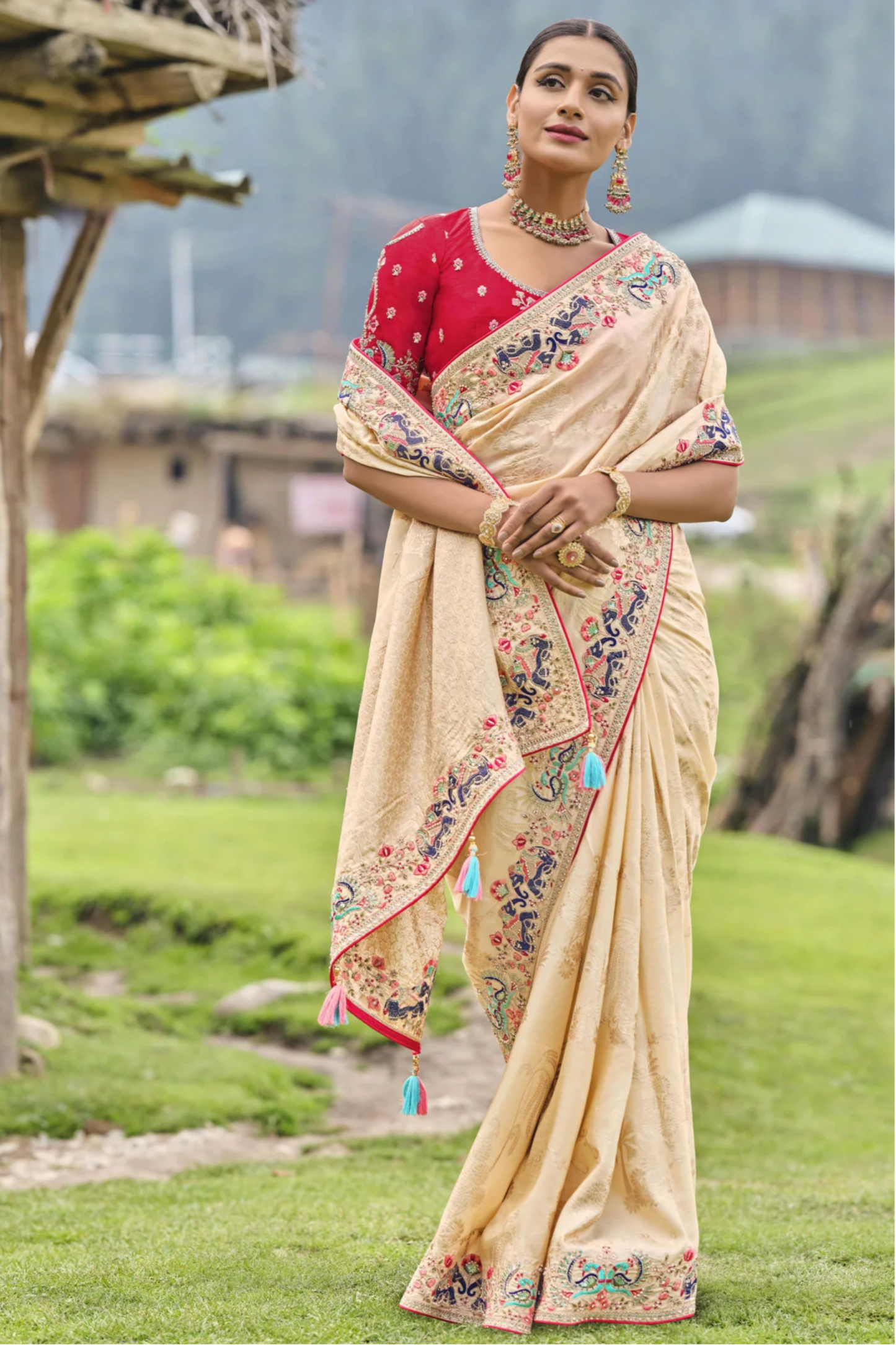Off White Saree stands for purity and class – ideal for serene and sacred events.