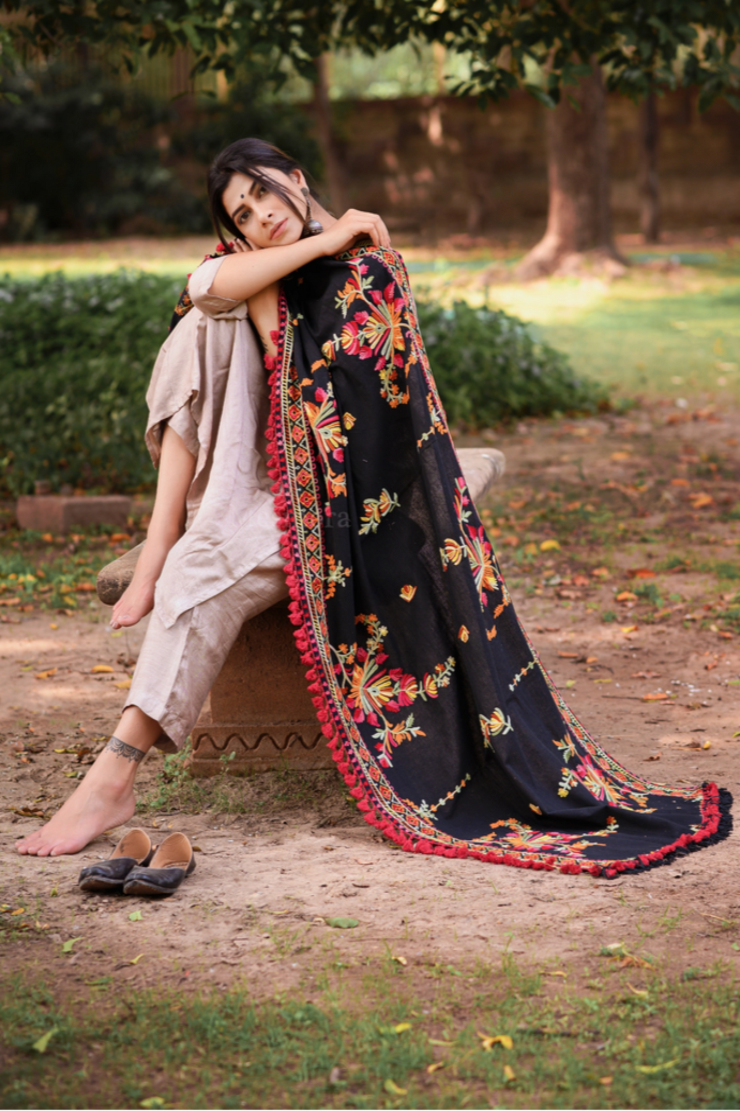 Black Khadi Dupatta with Kashmiri Motif Embroidery – Designer Style