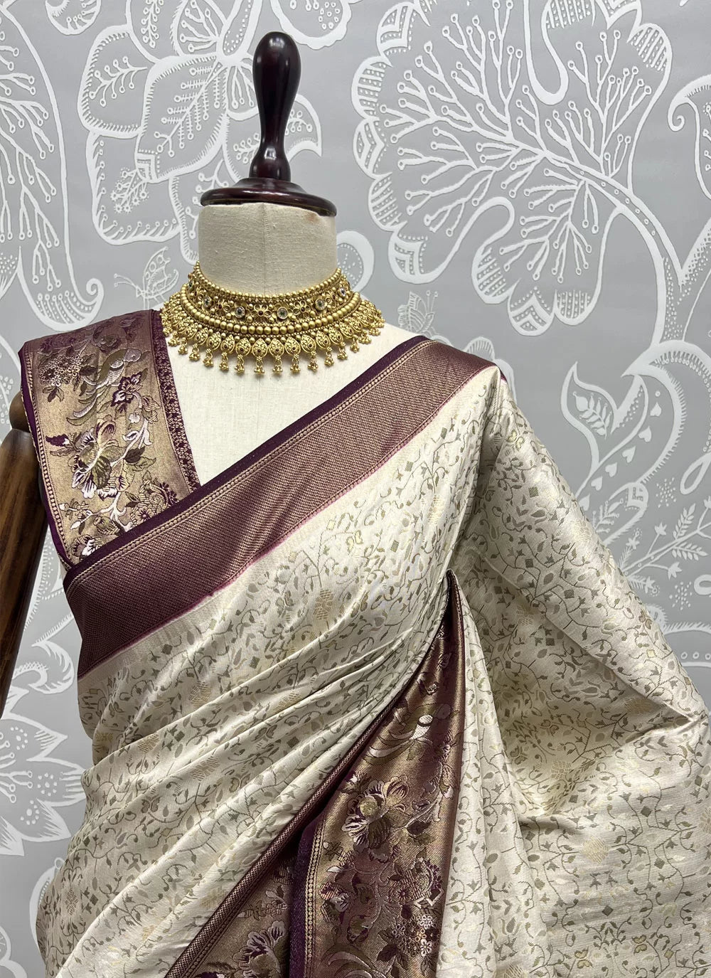 Off White Saree stands for purity and class – ideal for serene and sacred events.