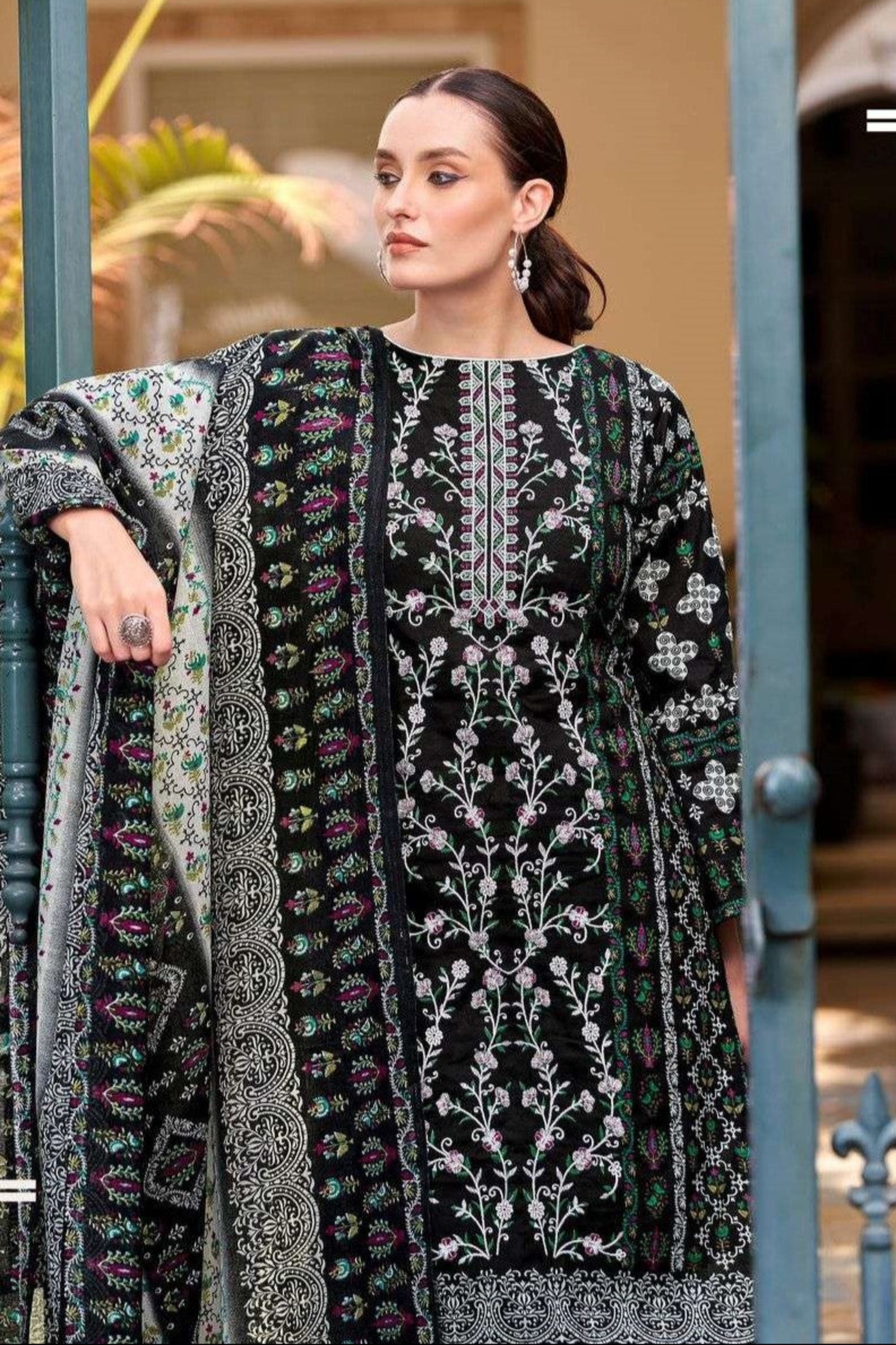 Black cotton outfit with a classic and versatile style, ideal for everyday wear, casual outings, and festive evenings.
