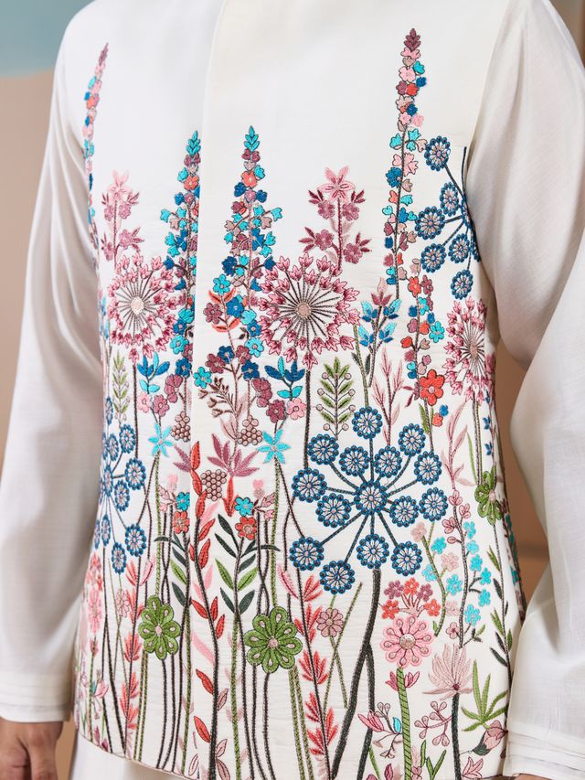 Men’s Kurta With Modern Fit For Casual Summer gatherings.