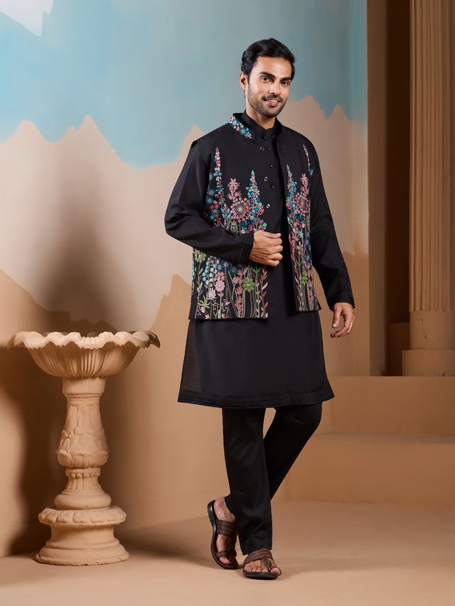 Elegant Indian Embroidered Kurta For Men, Perfect For traditional Occasions.