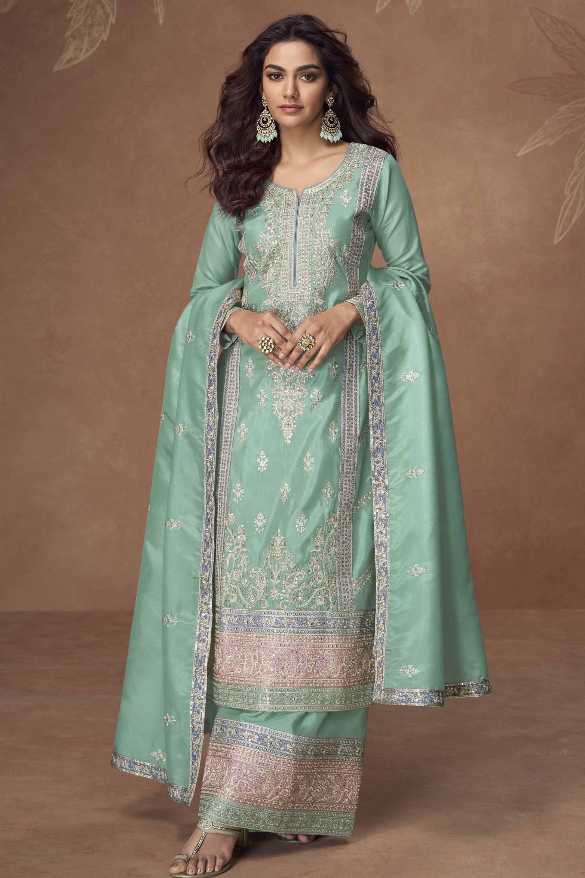 Soft pistachio green outfit with a refreshing look, ideal for daytime events, festive gatherings, and summer celebrations.

