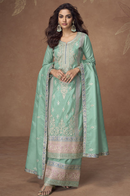 Soft pistachio green outfit with a refreshing look, ideal for daytime events, festive gatherings, and summer celebrations.
