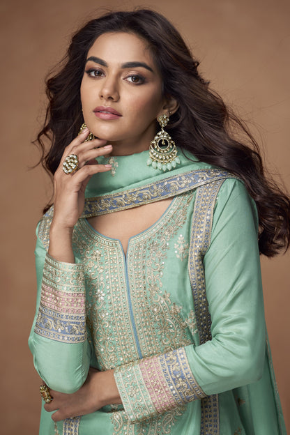 Soft pistachio green outfit with a refreshing look, ideal for daytime events, festive gatherings, and summer celebrations.
