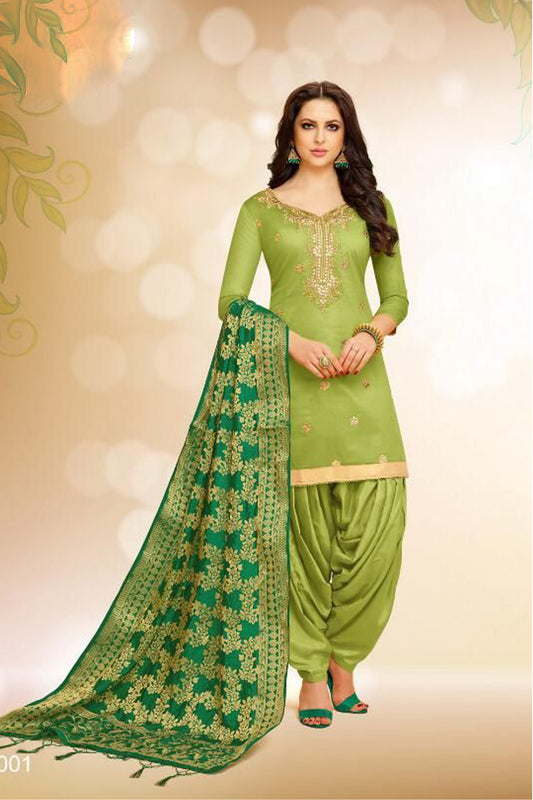 Green Patiala symbolizes freshness and festivity – great for Mehndi or family gatherings.
