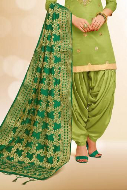 Green Patiala symbolizes freshness and festivity – great for Mehndi or family gatherings.
