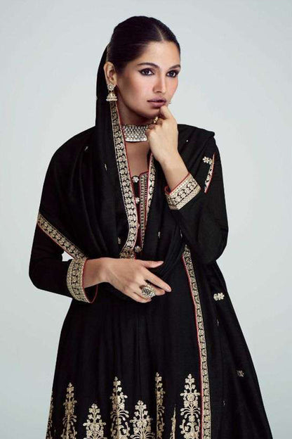 Black salwar kameez is always in fashion. It feels elegant and mysterious.

