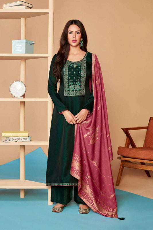 Green salwar kameez feels fresh and natural. It’s great for everyday and special occasions.

