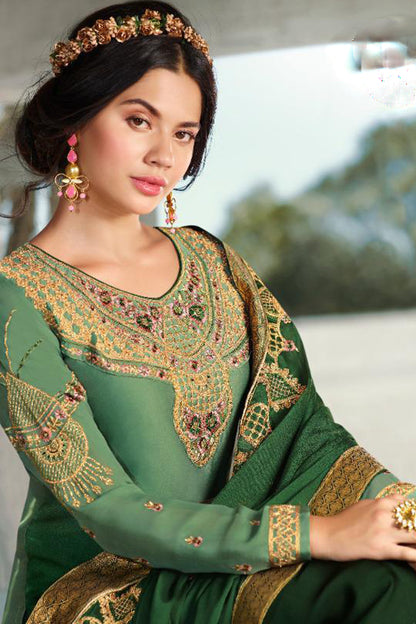 Green salwar kameez feels fresh and natural. It’s great for everyday and special occasions.
