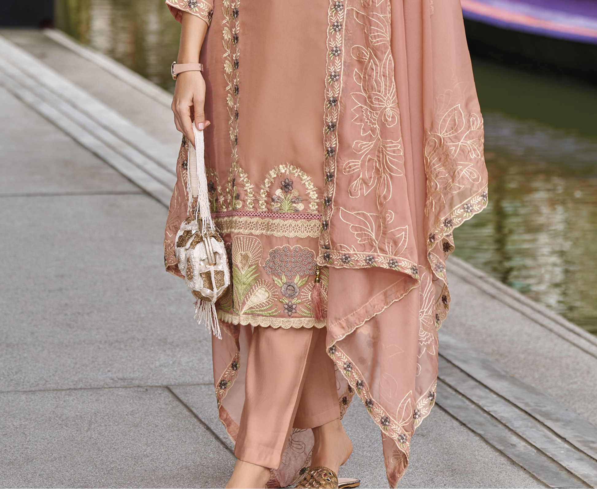 Pink salwar kameez is cheerful and lovely. Perfect for celebrations.
