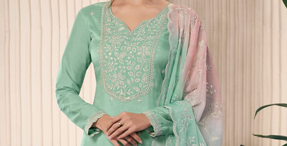 Green salwar kameez feels fresh and natural. It’s great for everyday and special occasions.
