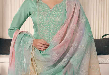 Green salwar kameez feels fresh and natural. It’s great for everyday and special occasions.
