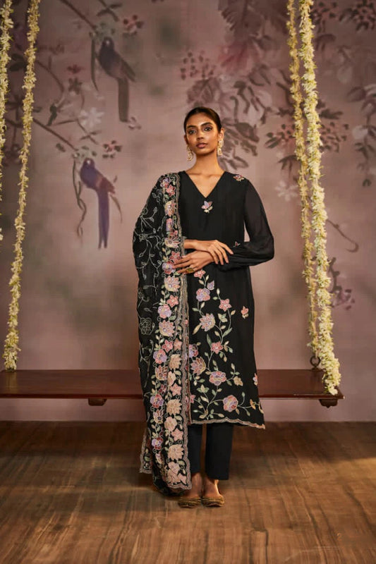 Black salwar kameez is always in fashion. It feels elegant and mysterious.
