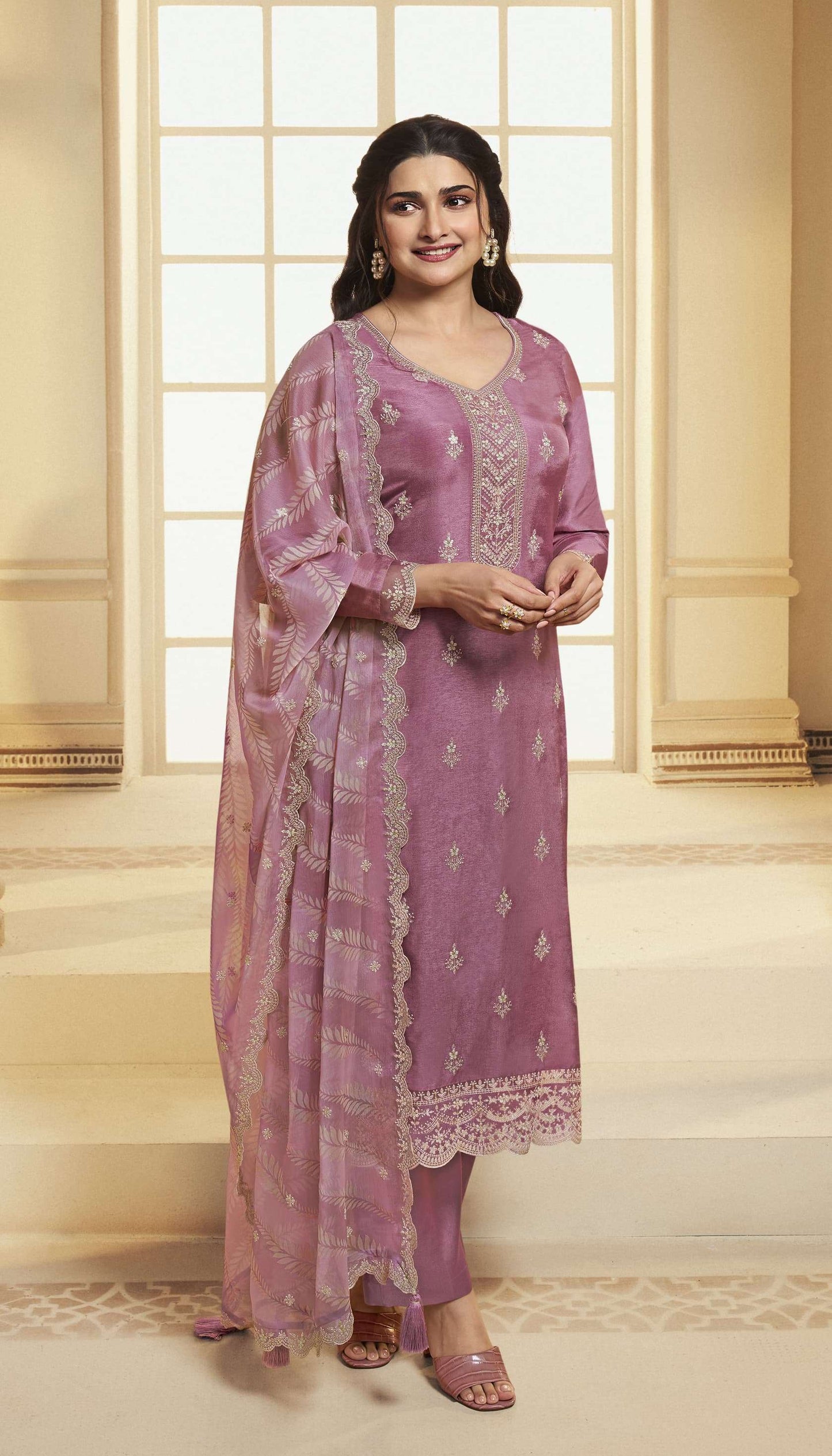 Pink salwar kameez is cheerful and lovely. Perfect for celebrations.
