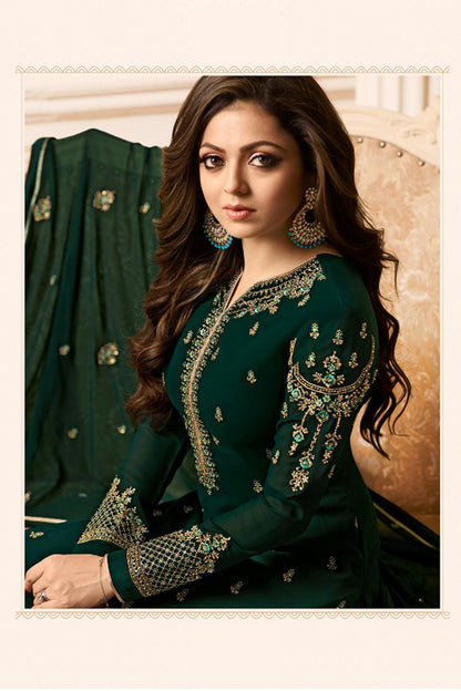 Green salwar kameez feels fresh and natural. It’s great for everyday and special occasions.
