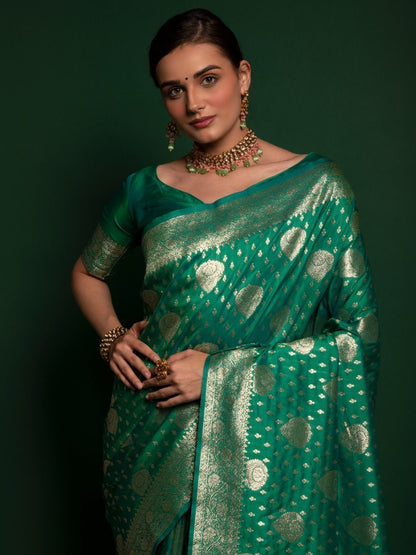 Green Saree symbolizes freshness and festivity – great for Mehndi or family gatherings.
