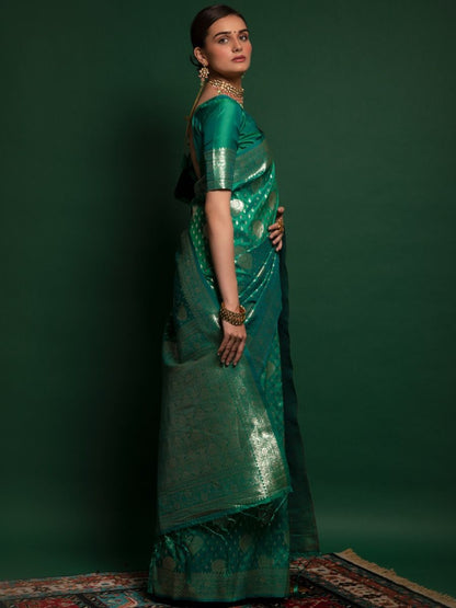 Green Saree symbolizes freshness and festivity – great for Mehndi or family gatherings.
