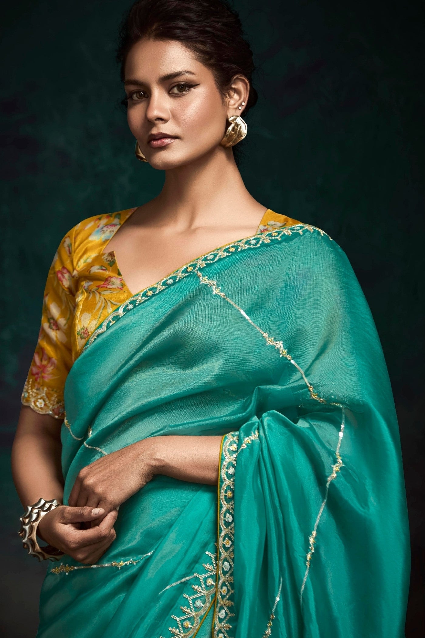 Green Saree symbolizes freshness and festivity – great for Mehndi or family gatherings.
