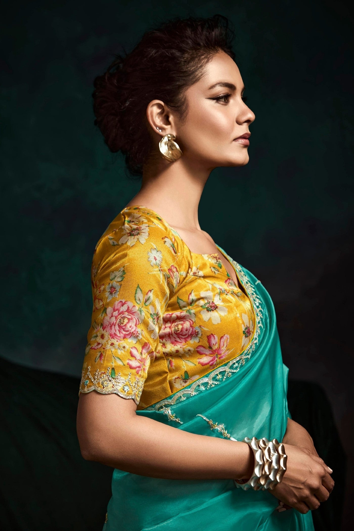 Green Saree symbolizes freshness and festivity – great for Mehndi or family gatherings.
