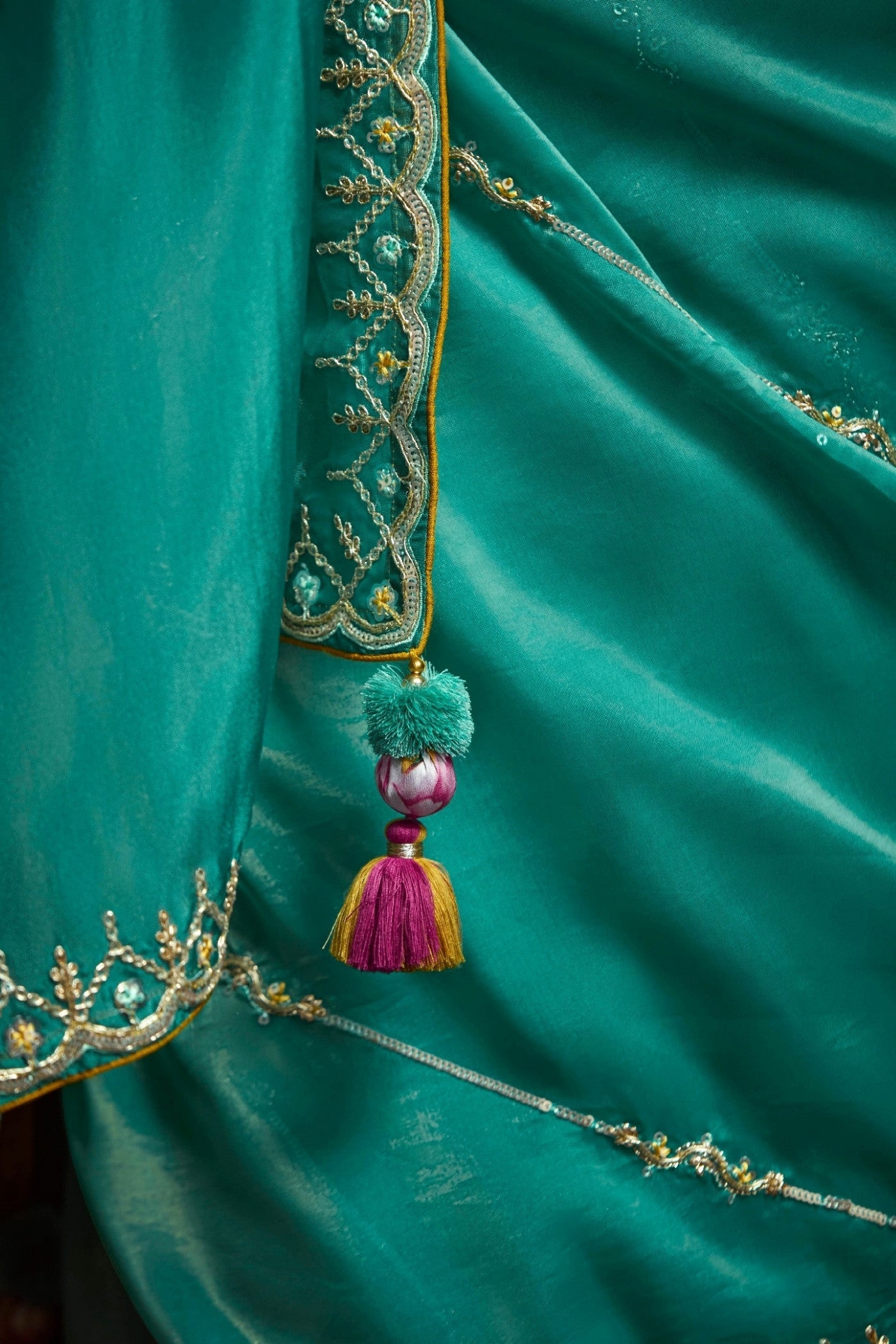 Green Saree symbolizes freshness and festivity – great for Mehndi or family gatherings.
